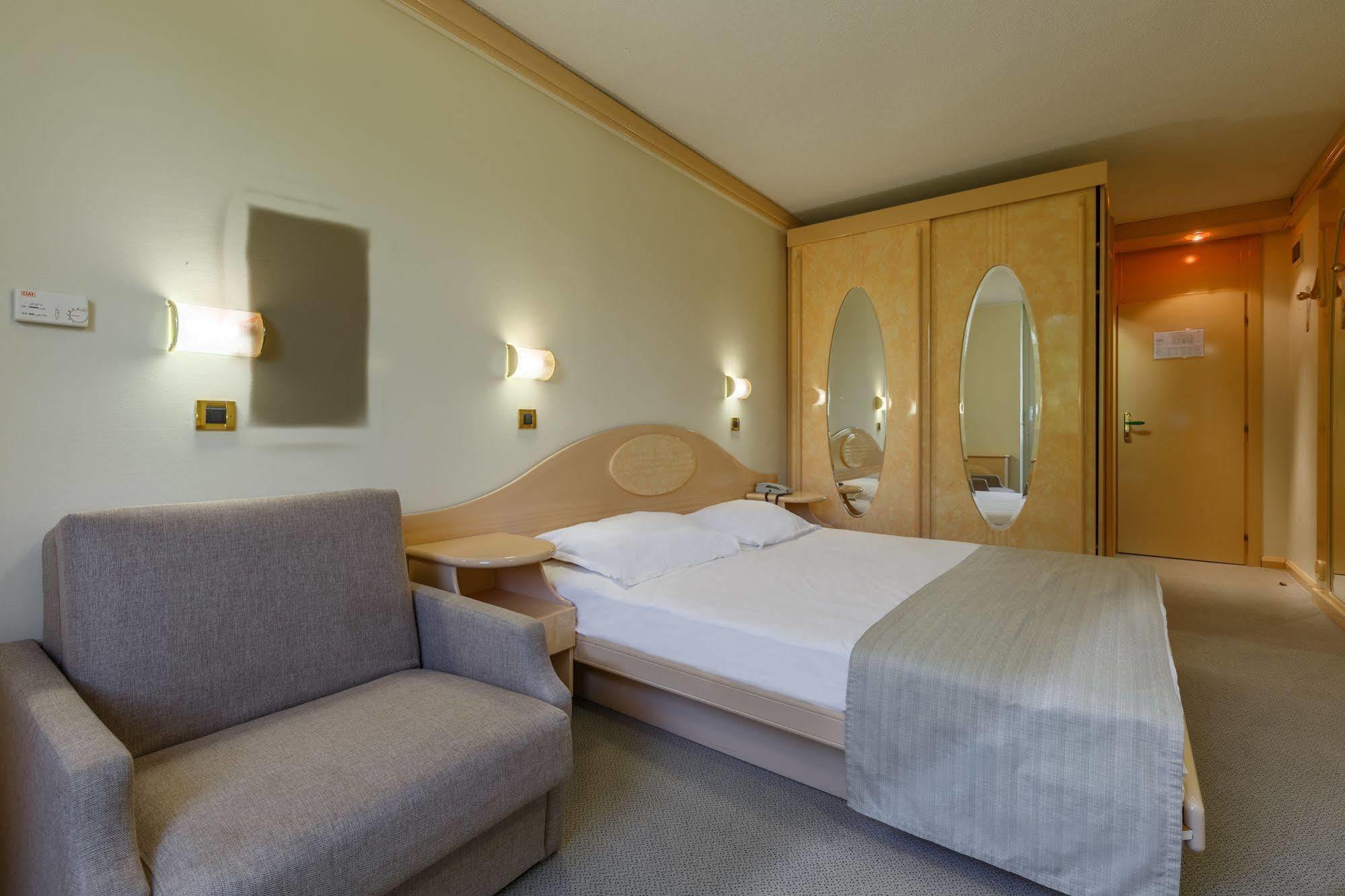 Hotel Gran Vista Plava Laguna Porec Exterior photo